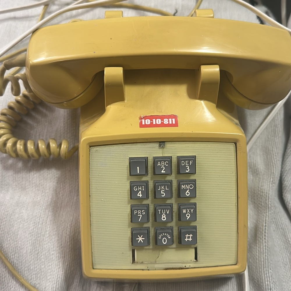 Bell system made by Western Electric corded Telephone Yellow 📞 damaged cord